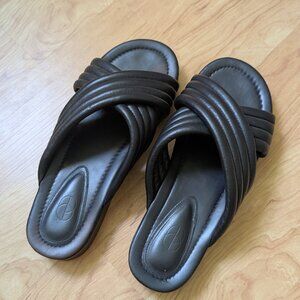 Porte & Paire Women's Quilted Black Leather Sandals